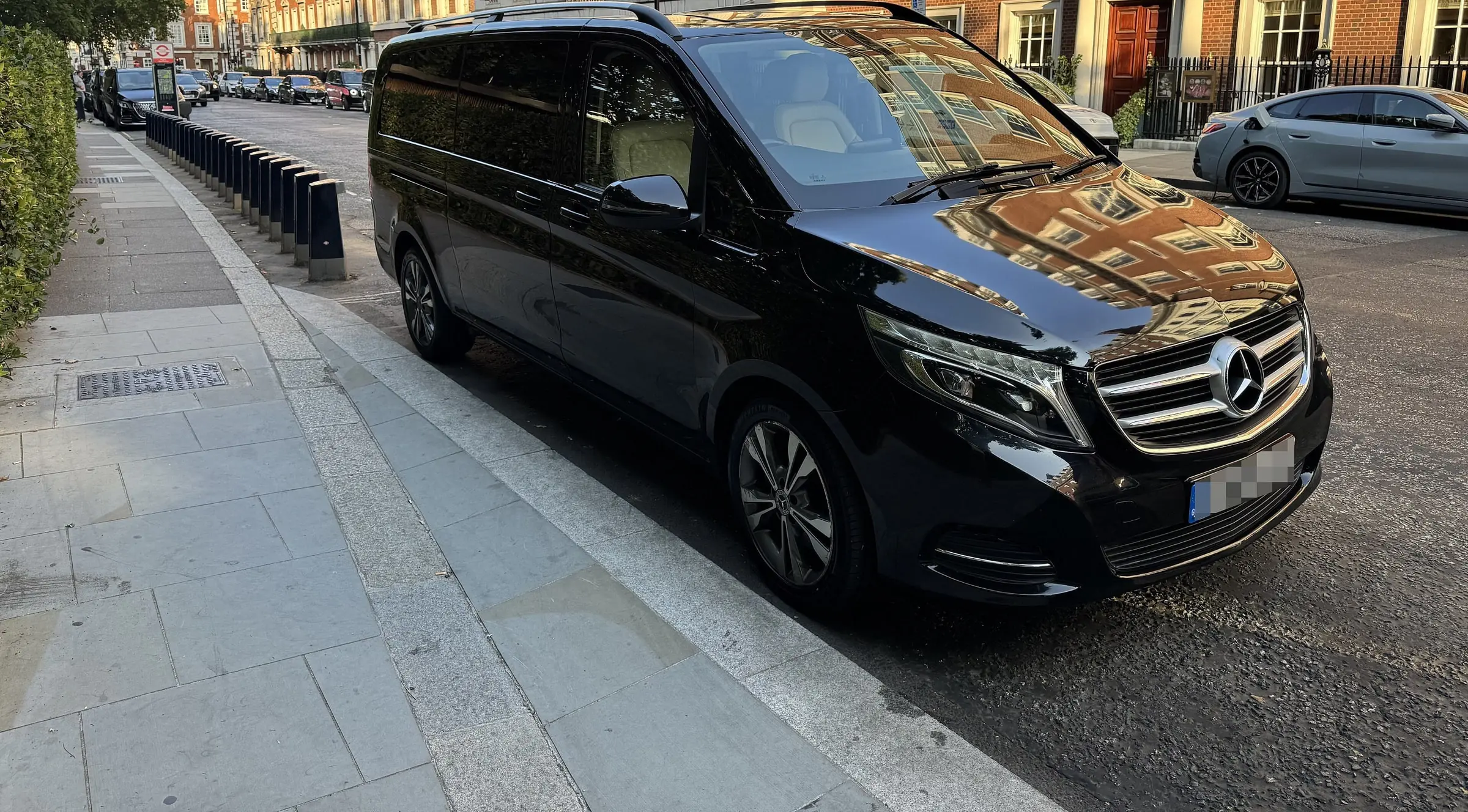 Mercedes Classe V noire, vue de trois quarts