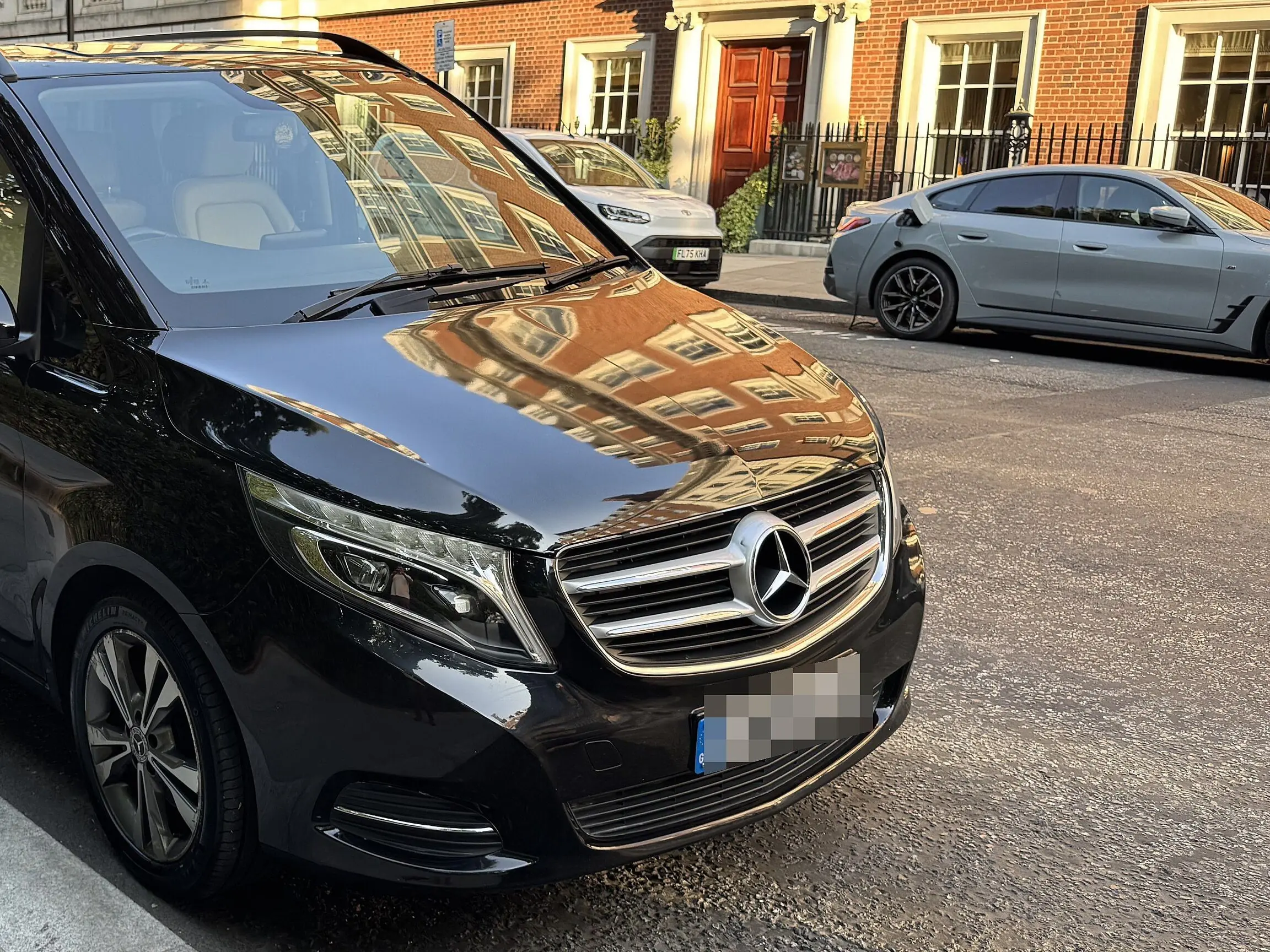 Chauffeur qui attend à côté du véhicule